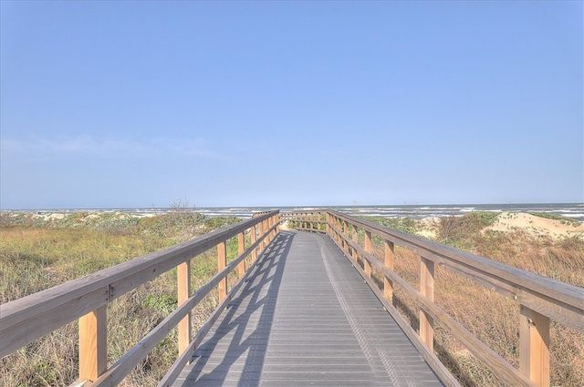 110 Mariners Dr, Port Aransas, TX 78373