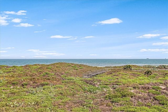 110 Mariners Dr, Port Aransas, TX 78373