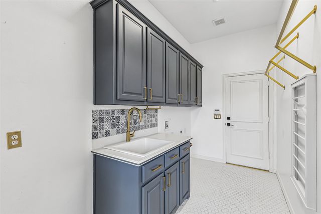 2206 Clearspring Drive N, Irving, TX 75063