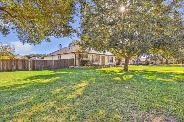 7002 Lakeside Drive, Liberty, TX 77575