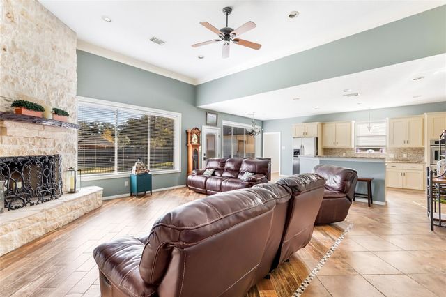 7002 Lakeside Drive, Liberty, TX 77575