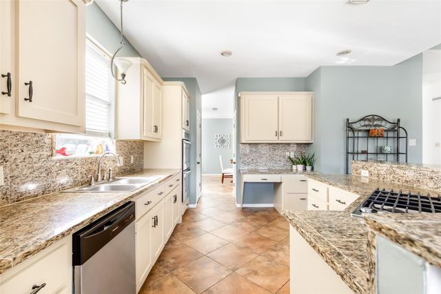 7002 Lakeside Drive, Liberty, TX 77575