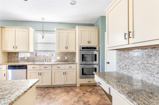 7002 Lakeside Drive, Liberty, TX 77575