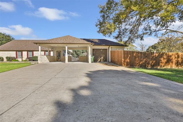 7002 Lakeside Drive, Liberty, TX 77575