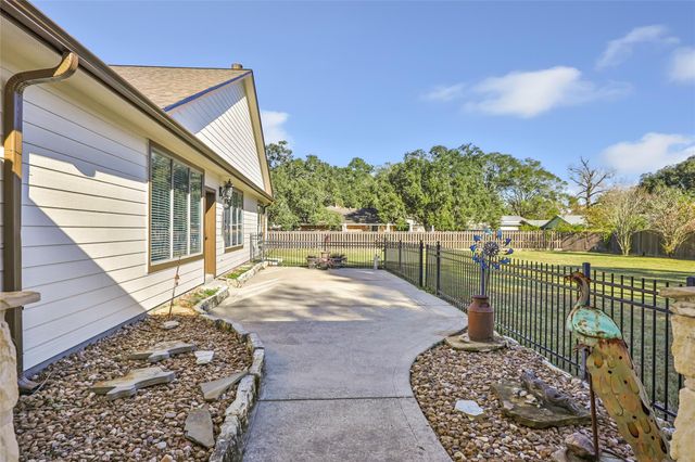 7002 Lakeside Drive, Liberty, TX 77575