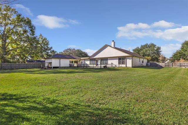 7002 Lakeside Drive, Liberty, TX 77575