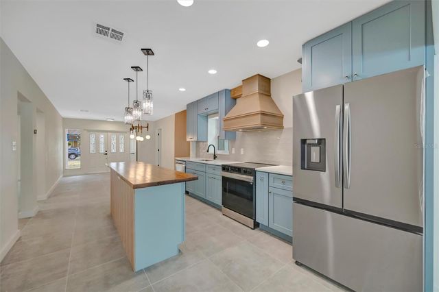 647 74TH AVENUE N, St Petersburg, FL 33702