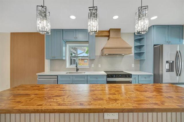 647 74TH AVENUE N, St Petersburg, FL 33702