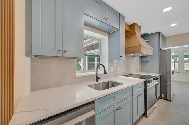 647 74TH AVENUE N, St Petersburg, FL 33702