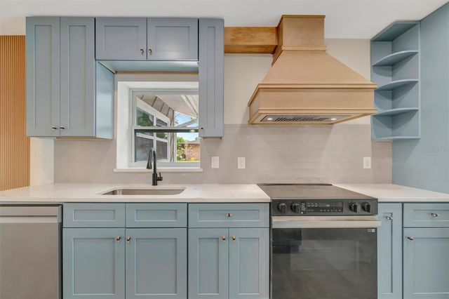 647 74TH AVENUE N, St Petersburg, FL 33702