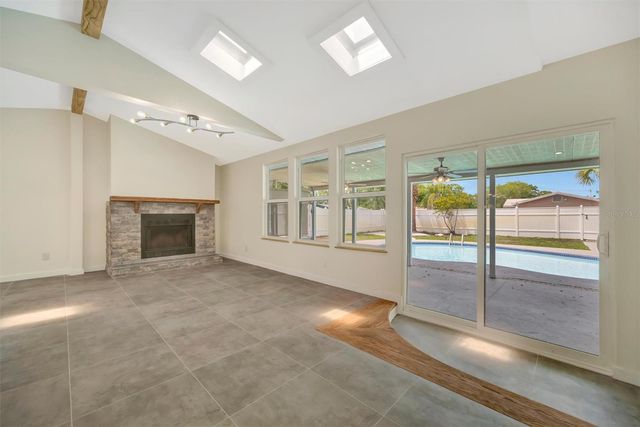 647 74TH AVENUE N, St Petersburg, FL 33702