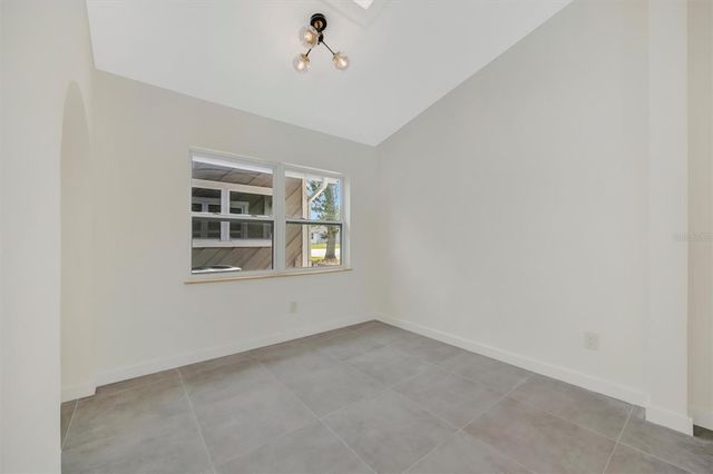 647 74TH AVENUE N, St Petersburg, FL 33702