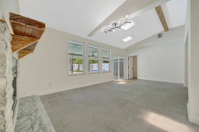 647 74TH AVENUE N, St Petersburg, FL 33702