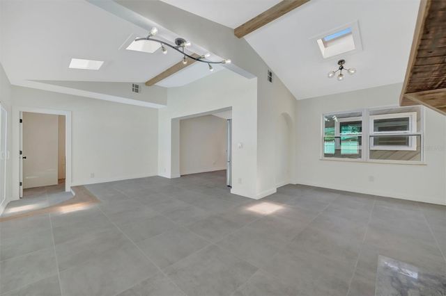 647 74TH AVENUE N, St Petersburg, FL 33702