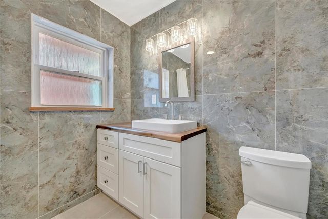 647 74TH AVENUE N, St Petersburg, FL 33702