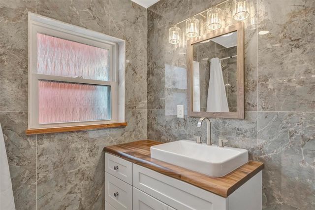 647 74TH AVENUE N, St Petersburg, FL 33702