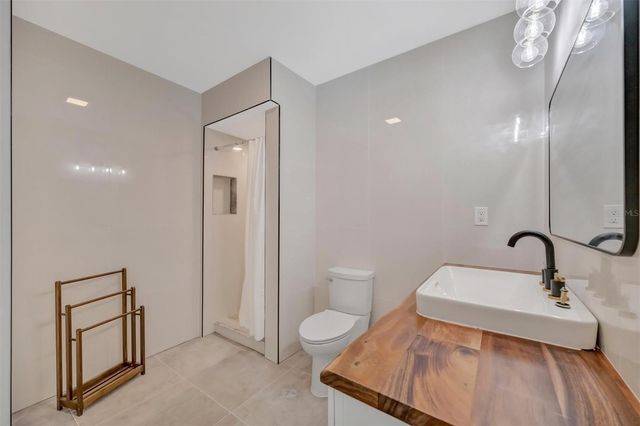 647 74TH AVENUE N, St Petersburg, FL 33702