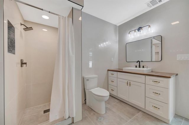 647 74TH AVENUE N, St Petersburg, FL 33702