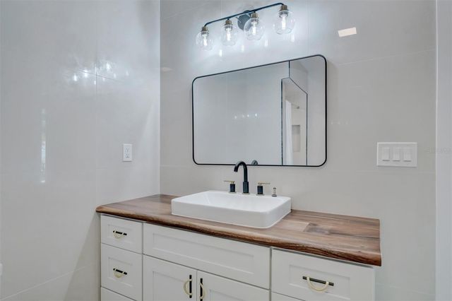 647 74TH AVENUE N, St Petersburg, FL 33702