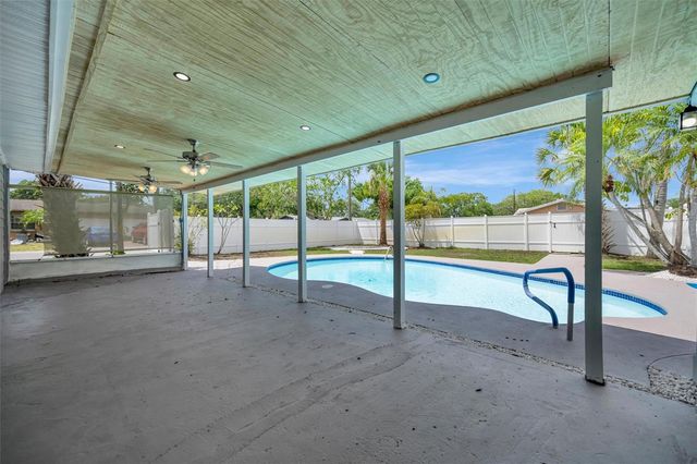 647 74TH AVENUE N, St Petersburg, FL 33702