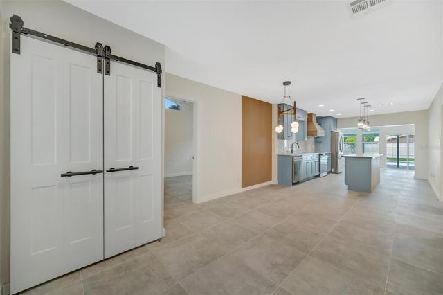 647 74TH AVENUE N, St Petersburg, FL 33702