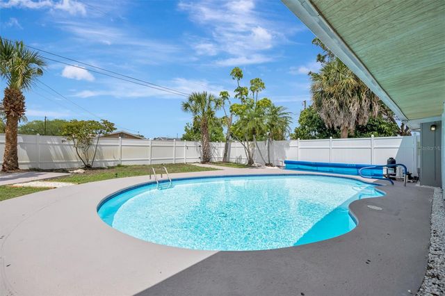 647 74TH AVENUE N, St Petersburg, FL 33702