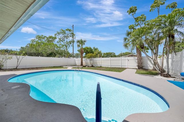 647 74TH AVENUE N, St Petersburg, FL 33702