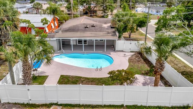 647 74TH AVENUE N, St Petersburg, FL 33702