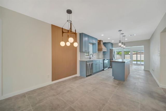 647 74TH AVENUE N, St Petersburg, FL 33702