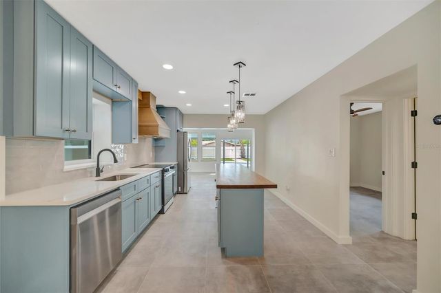 647 74TH AVENUE N, St Petersburg, FL 33702