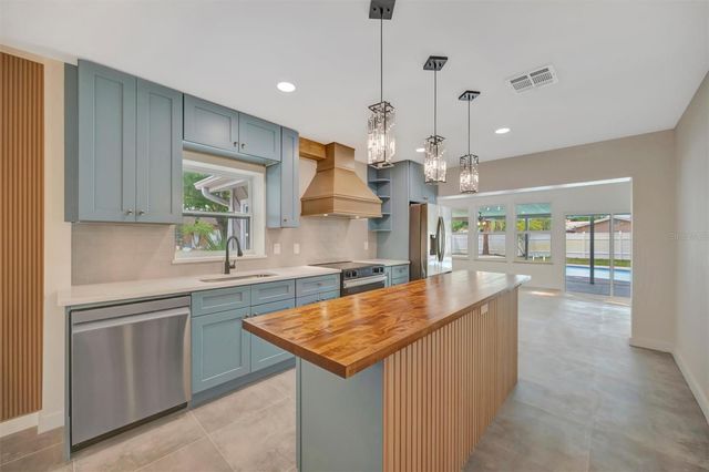 647 74TH AVENUE N, St Petersburg, FL 33702