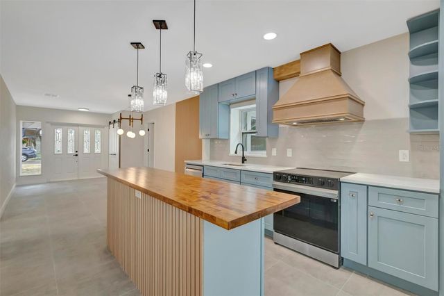 647 74TH AVENUE N, St Petersburg, FL 33702