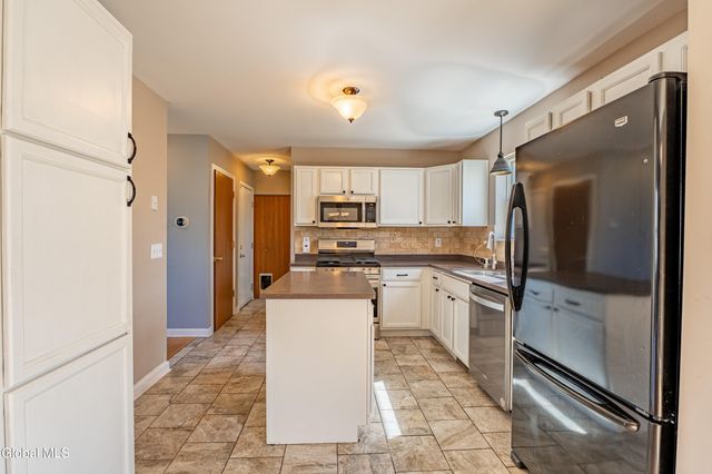 6 Cobblestone Lane, Troy, NY 12180