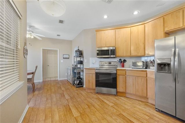39 Front St, Rockport, TX 78382