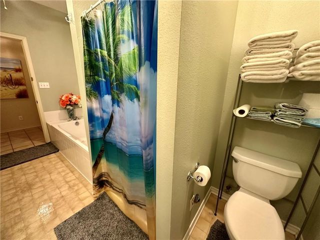 39 Front St, Rockport, TX 78382