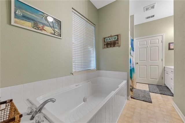 39 Front St, Rockport, TX 78382