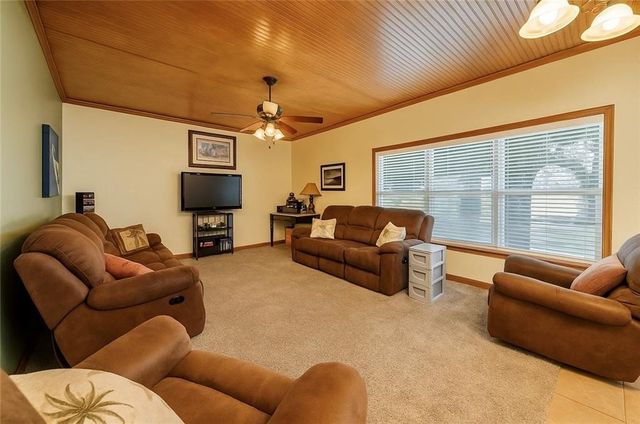 39 Front St, Rockport, TX 78382