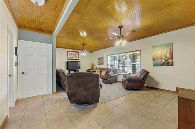 39 Front St, Rockport, TX 78382