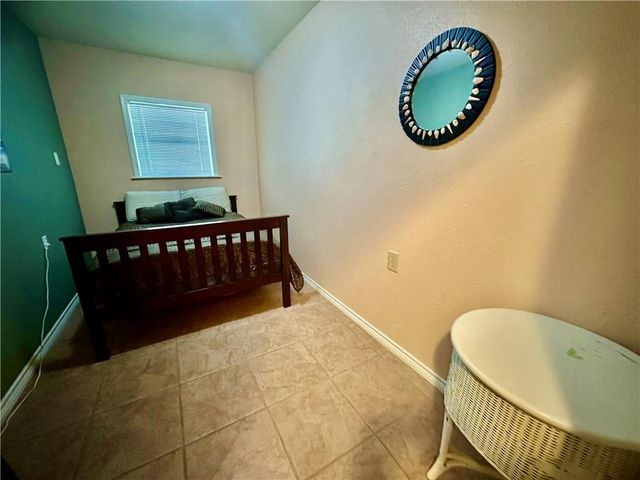 39 Front St, Rockport, TX 78382