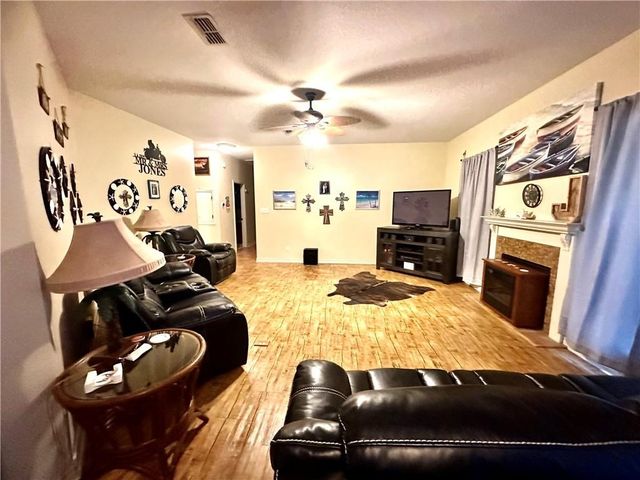 39 Front St, Rockport, TX 78382