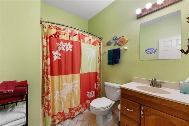 39 Front St, Rockport, TX 78382