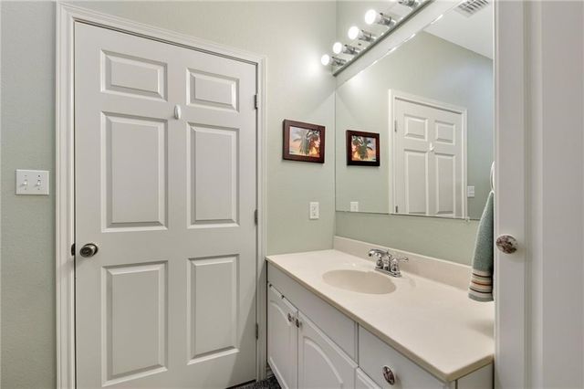39 Front St, Rockport, TX 78382