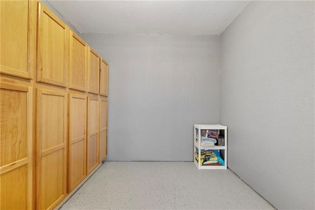 39 Front St, Rockport, TX 78382