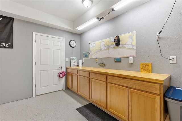 39 Front St, Rockport, TX 78382