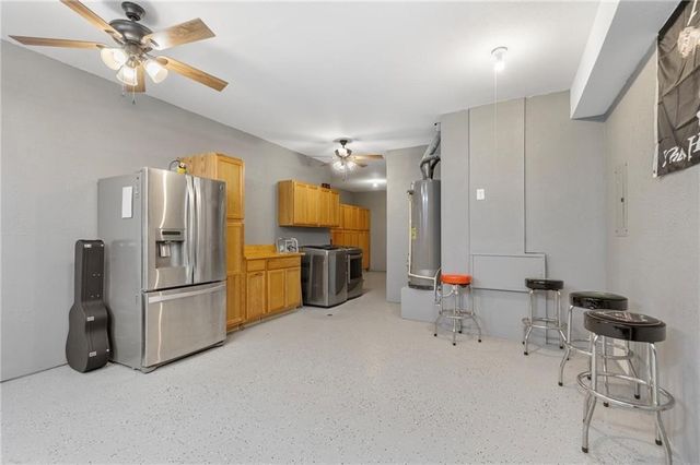 39 Front St, Rockport, TX 78382