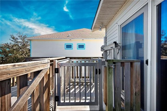 39 Front St, Rockport, TX 78382