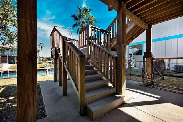 39 Front St, Rockport, TX 78382