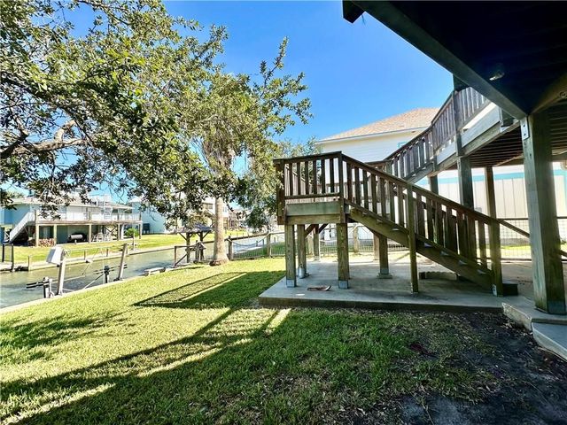 39 Front St, Rockport, TX 78382