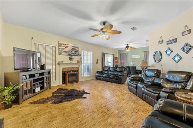 39 Front St, Rockport, TX 78382
