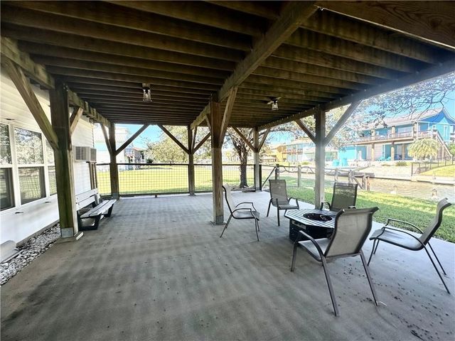 39 Front St, Rockport, TX 78382